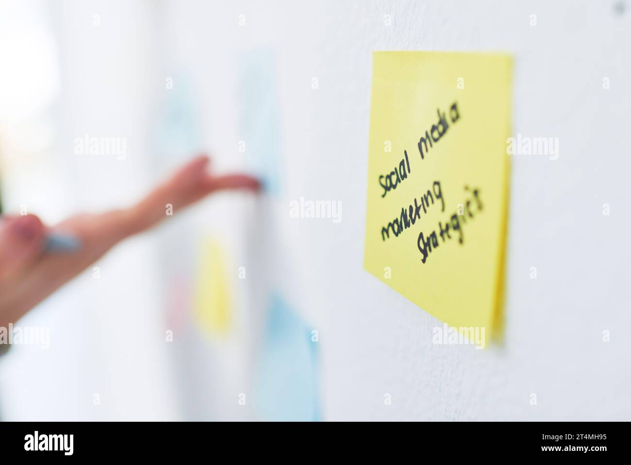 Prendre note du grand plan. Plan rapproché d'une femme d'affaires méconnaissable brainstorming avec des notes sur un mur dans un bureau. Banque D'Images