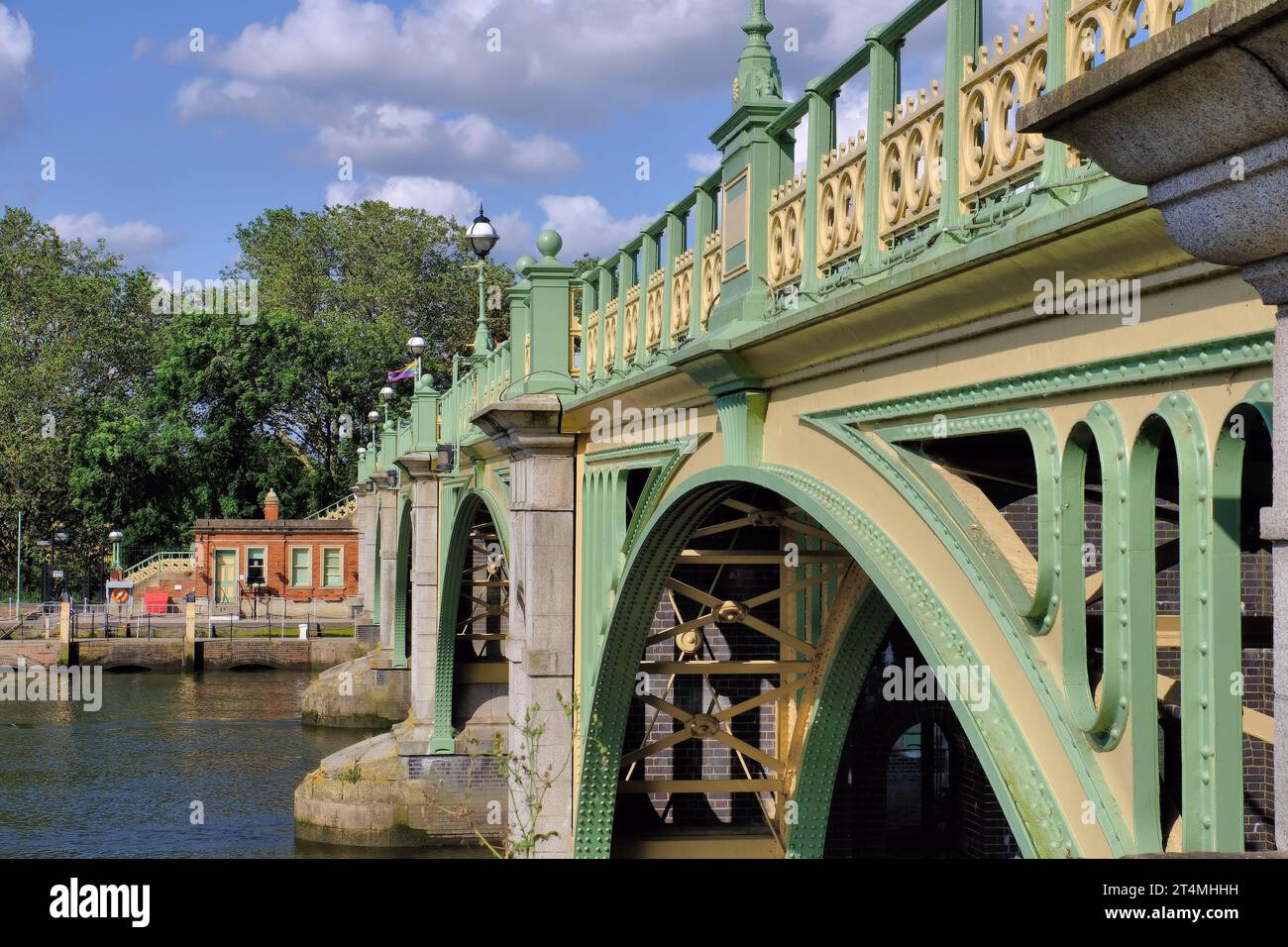 Richmond : belle passerelle d'époque et écluse sur la Tamise à Richmond upon Thames, au sud-ouest de Londres, Angleterre, Royaume-Uni Banque D'Images