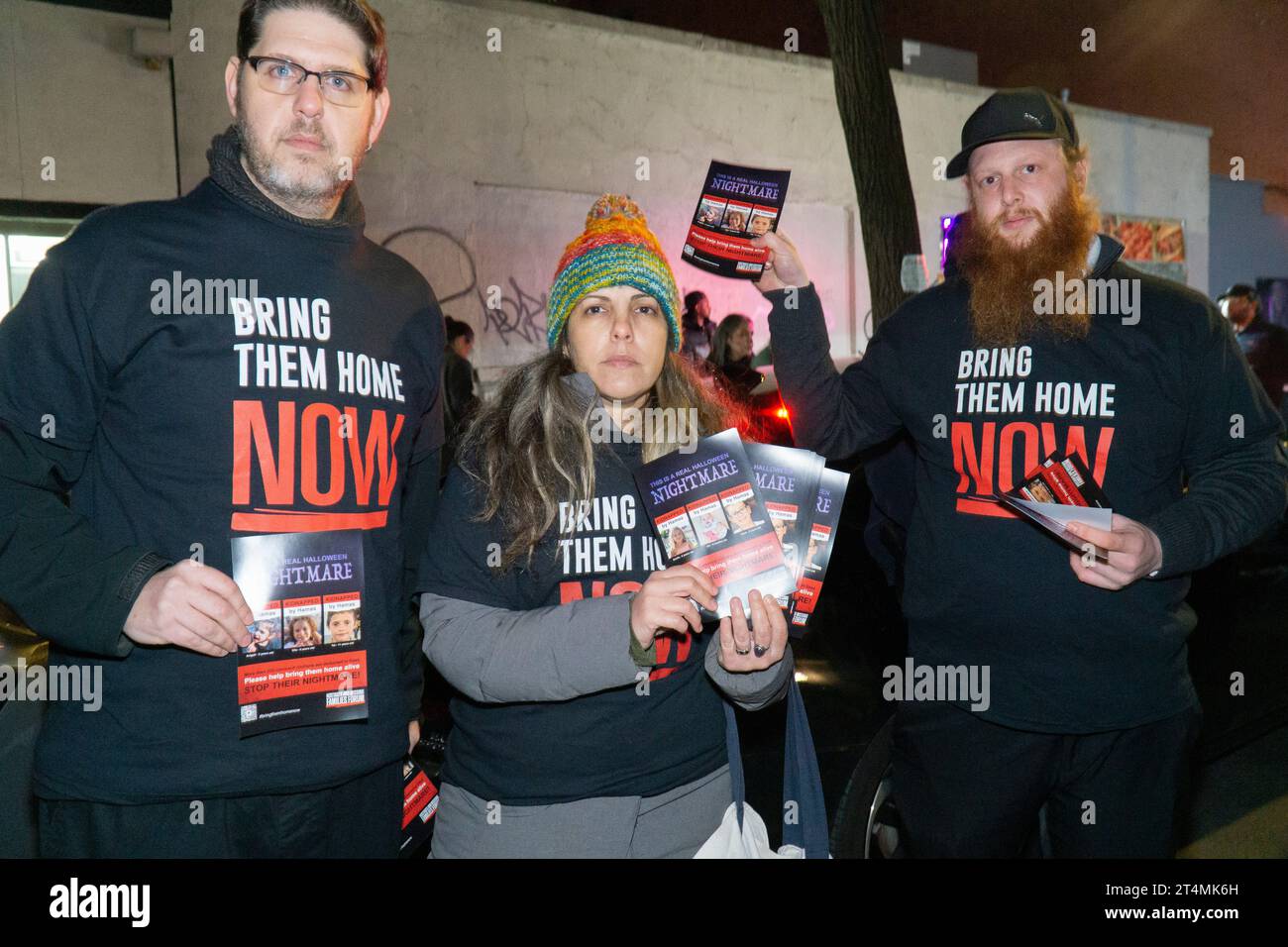 New York, États-Unis. 31 octobre 2023. Lors des célébrations d'Halloween à New York, un groupe de personnes distribue des tracts rappelant aux gens que "c'est le vrai cauchemar d'Halloween" faisant référence aux enfants israéliens pris en otage par le Hamas depuis les attaques terroristes du 7 octobre. Crédit : Anna Watson/Alamy Live News Banque D'Images