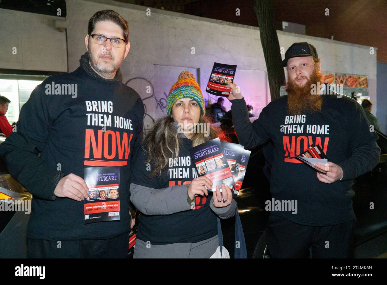 New York, États-Unis. 31 octobre 2023. Lors des célébrations d'Halloween à New York, un groupe de personnes distribue des tracts rappelant aux gens que "c'est le vrai cauchemar d'Halloween" faisant référence aux enfants israéliens pris en otage par le Hamas depuis les attaques terroristes du 7 octobre. Crédit : Anna Watson/Alamy Live News Banque D'Images