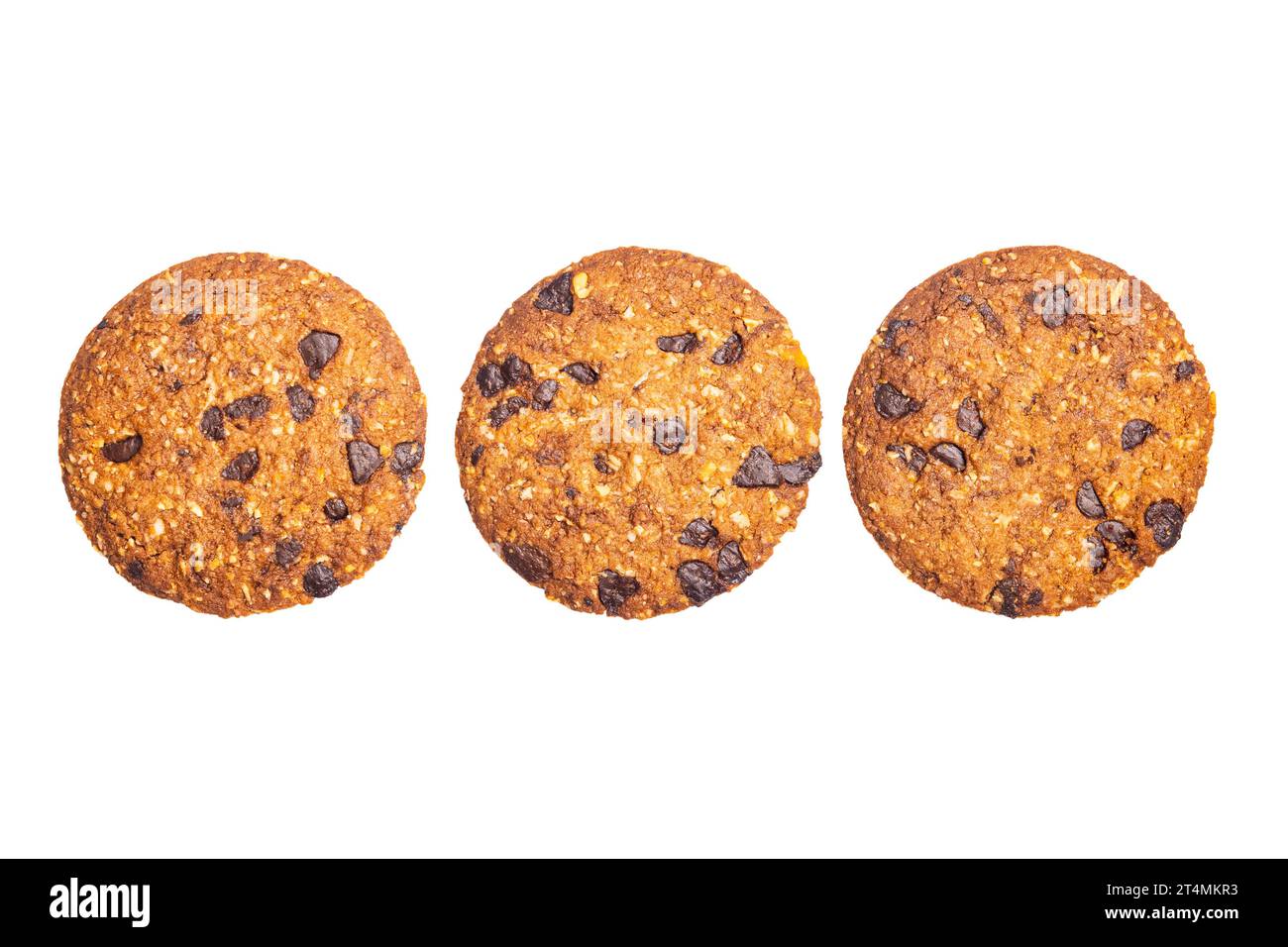 Flat lay délicieux biscuits croquants maison à la farine d'avoine avec des pépites de chocolat isolé sur fond blanc avec chemin de découpage. Banque D'Images