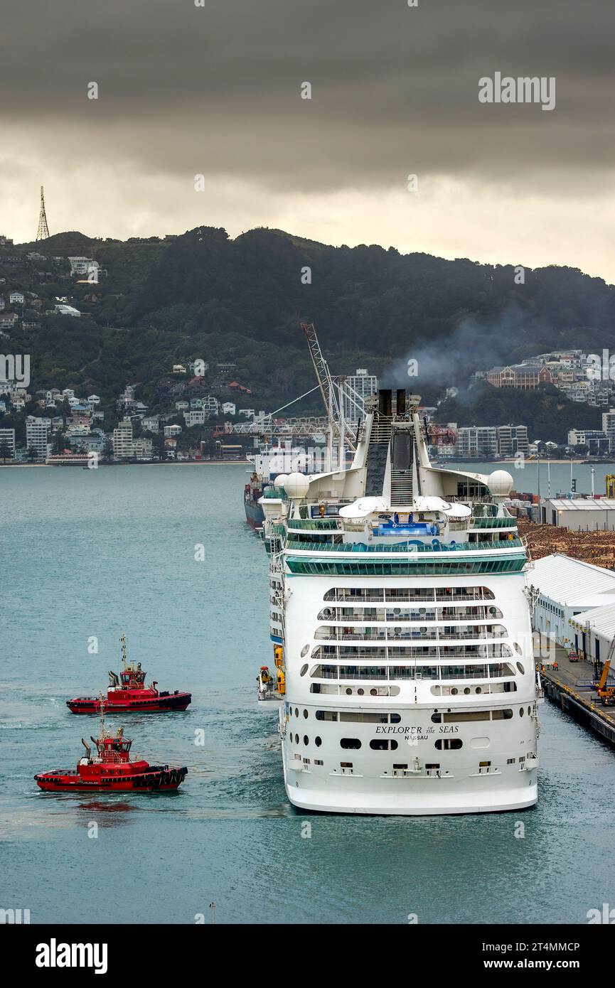 Le navire de croisière Explorer of the Seas accoste au port de Wellington, en Nouvelle-Zélande, avec l'aide de remorqueurs Banque D'Images