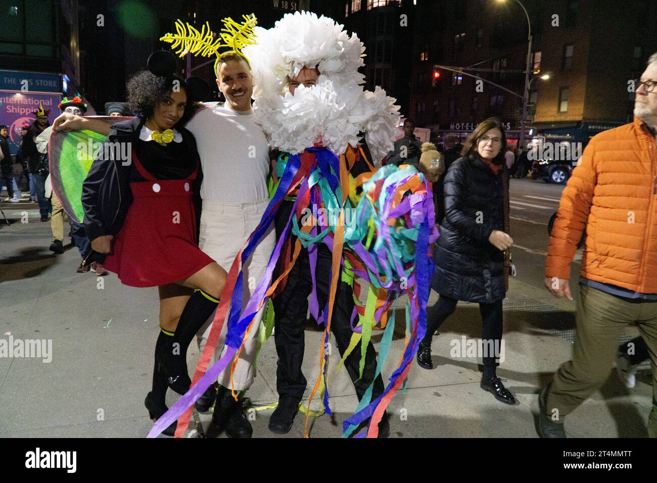 New York, États-Unis. 31 octobre 2023. Les célébrations d'Halloween à New York prennent un ton parfois sinistre alors que les gens errent dans les rues en costumes, certains achetés en magasin mais d'autres faits maison, avec une peinture de visage élaborée ajoutant au glamour. Crédit : Anna Watson/Alamy Live News Banque D'Images