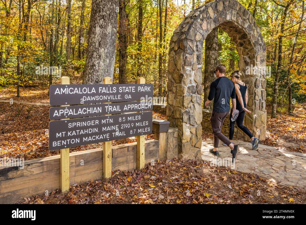 Couple passant par l'arche de pierre à l'entrée du sentier d'approche jusqu'au terminus sud du sentier Appalachian à Springer Mountain. (ÉTATS-UNIS) Banque D'Images