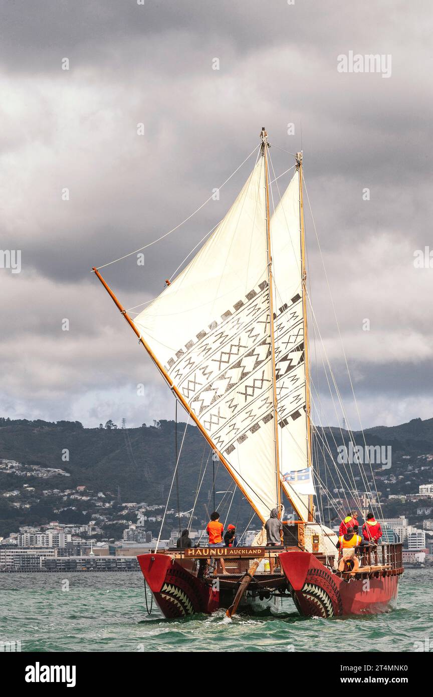 Traditionnel maori à double coque, waka océanique, ou canoë, Haunui, naviguant sur le port de Wellington Banque D'Images