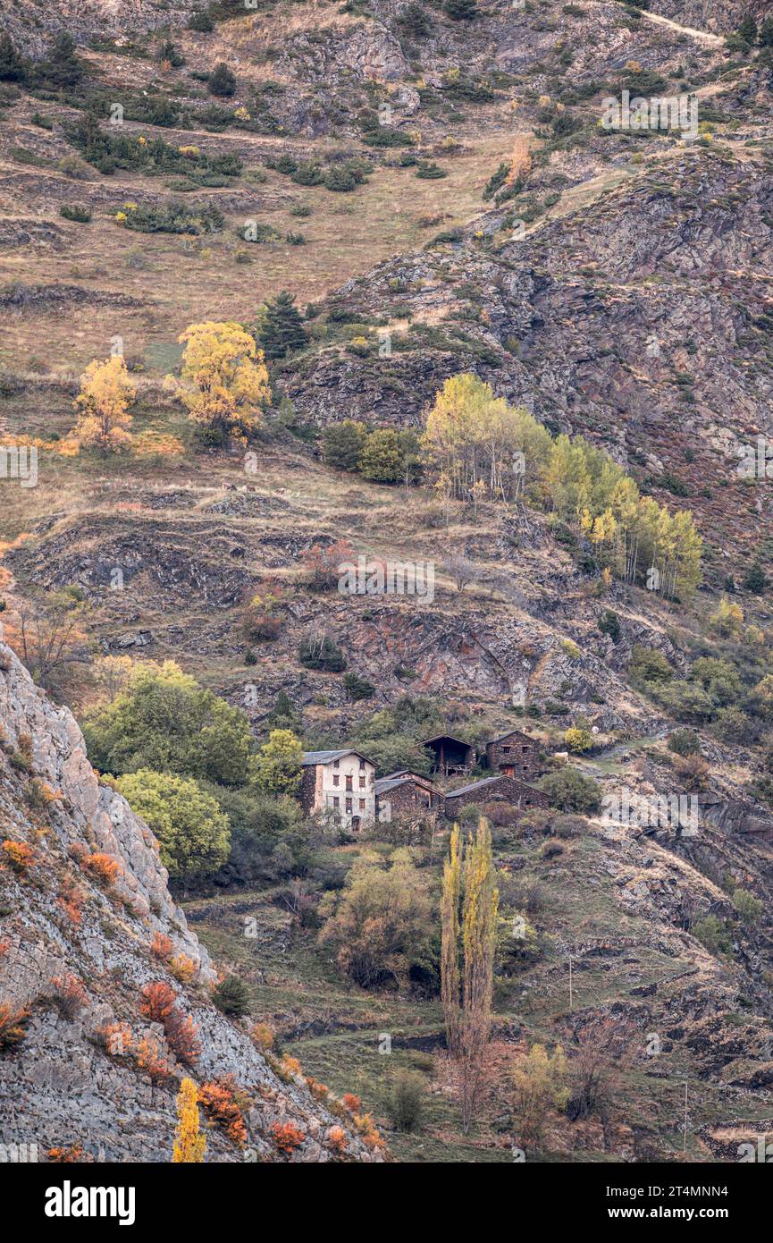 Paysage urbain de la ville touristique de Canillo en Andorre en automne. Banque D'Images