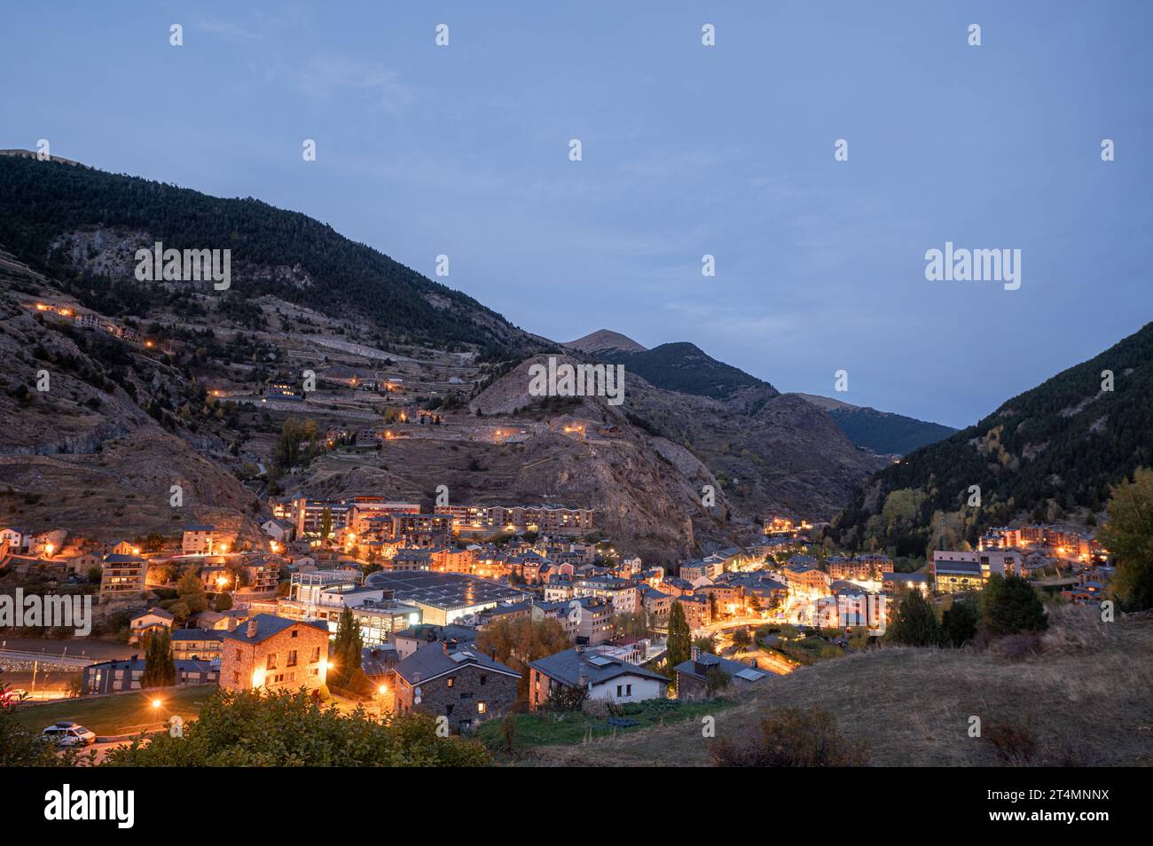 Paysage urbain de la ville touristique de Canillo en Andorre en automne. Banque D'Images