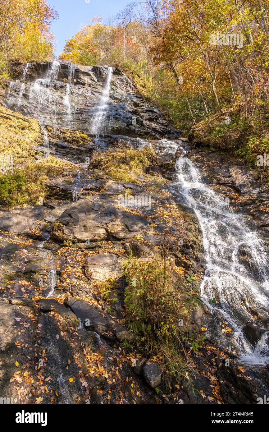 Amicalola Falls par une belle journée d'automne au parc d'État Amicalola Falls à Dawsonville, Géorgie. (ÉTATS-UNIS) Banque D'Images