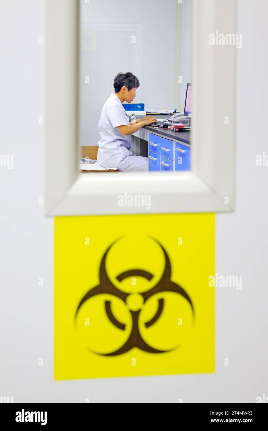 Comté de Luannan - 18 juin : signes de danger biologique hospitalier et personnel médical, 18 juin 2015, Comté de Luannan, province de Hebei, Chine Banque D'Images