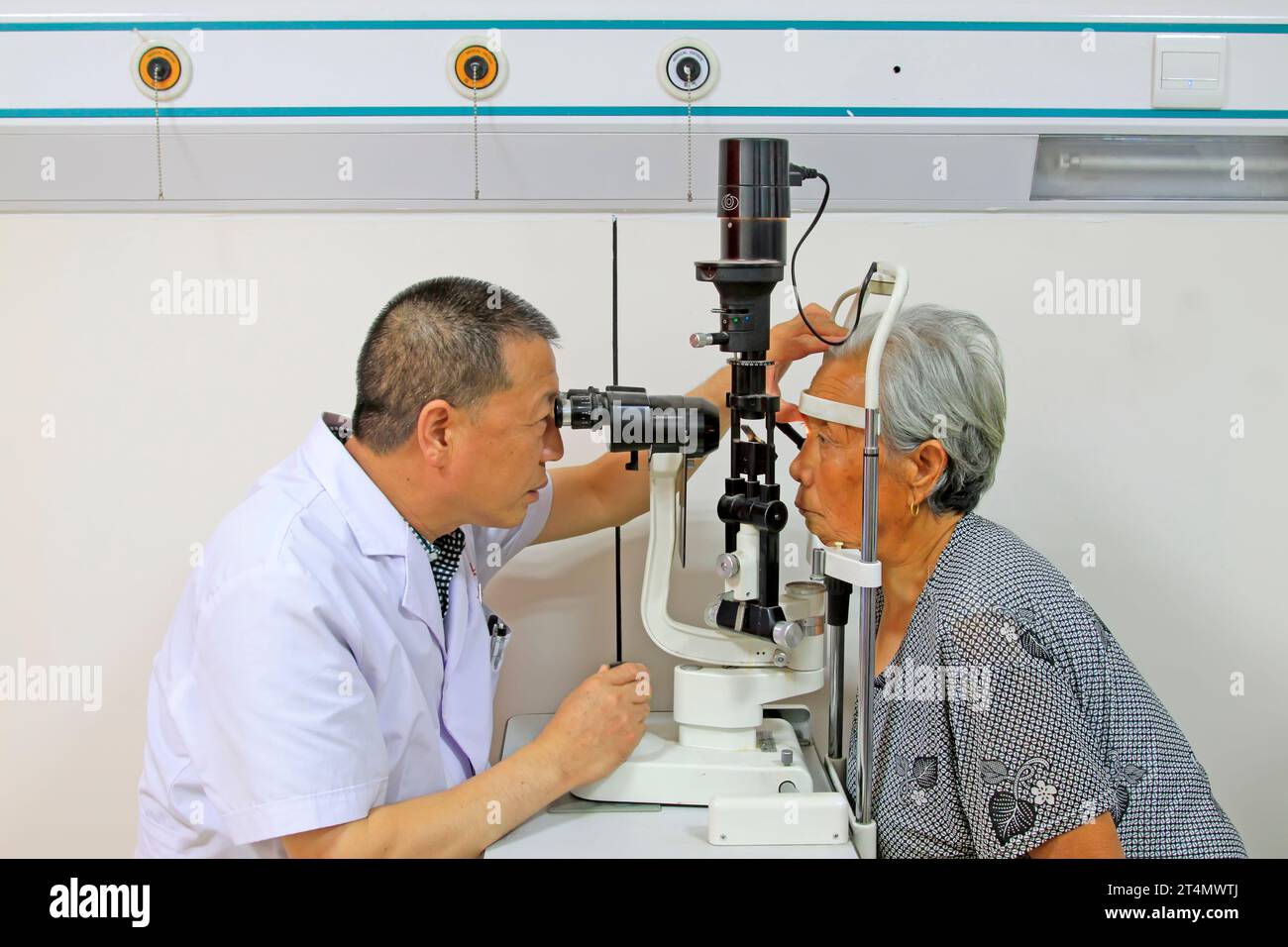 Comté de Luannan - 18 juin : un médecin examinant le fond d'oeil de patients, 18 juin 2015, Comté de Luannan, province de Hebei, Chine Banque D'Images