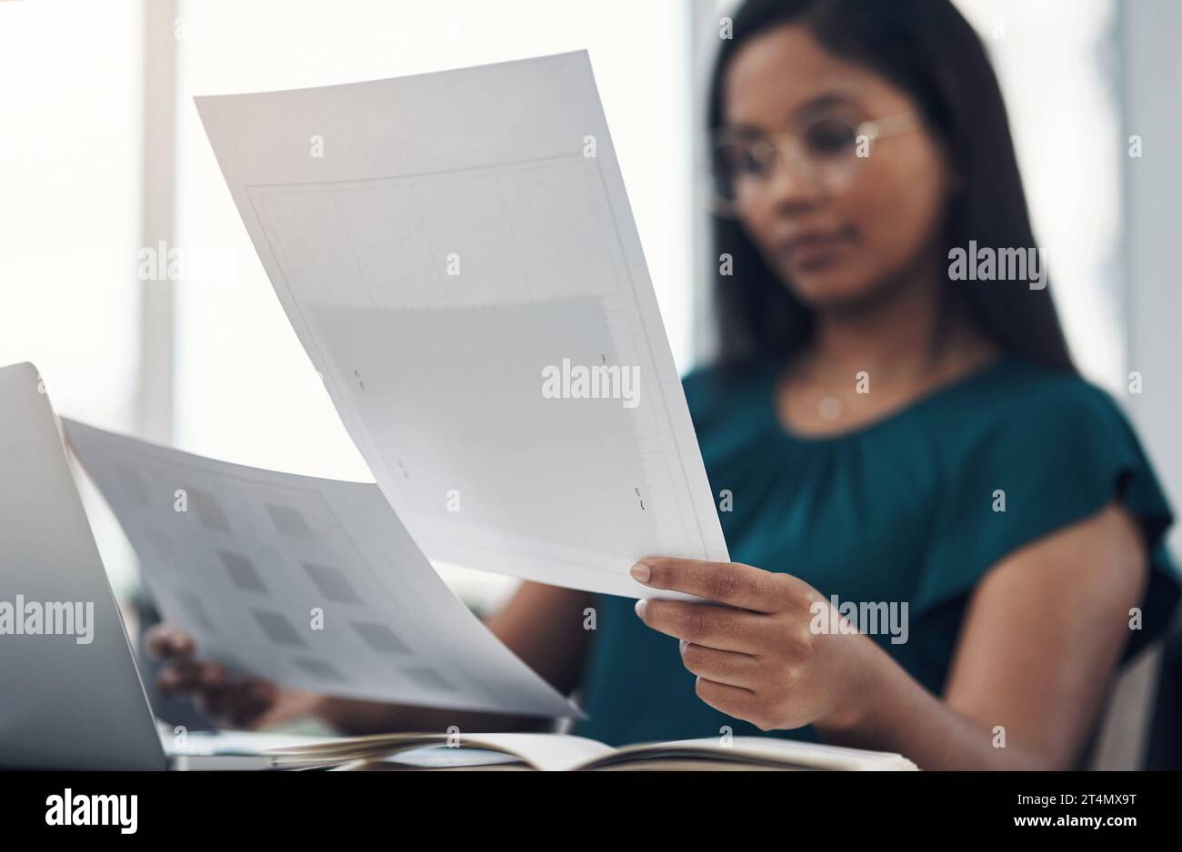 Elle a toujours un grand plan en préparation. Plan en gros plan d'une jeune femme d'affaires en train de parcourir des documents dans un bureau. Banque D'Images