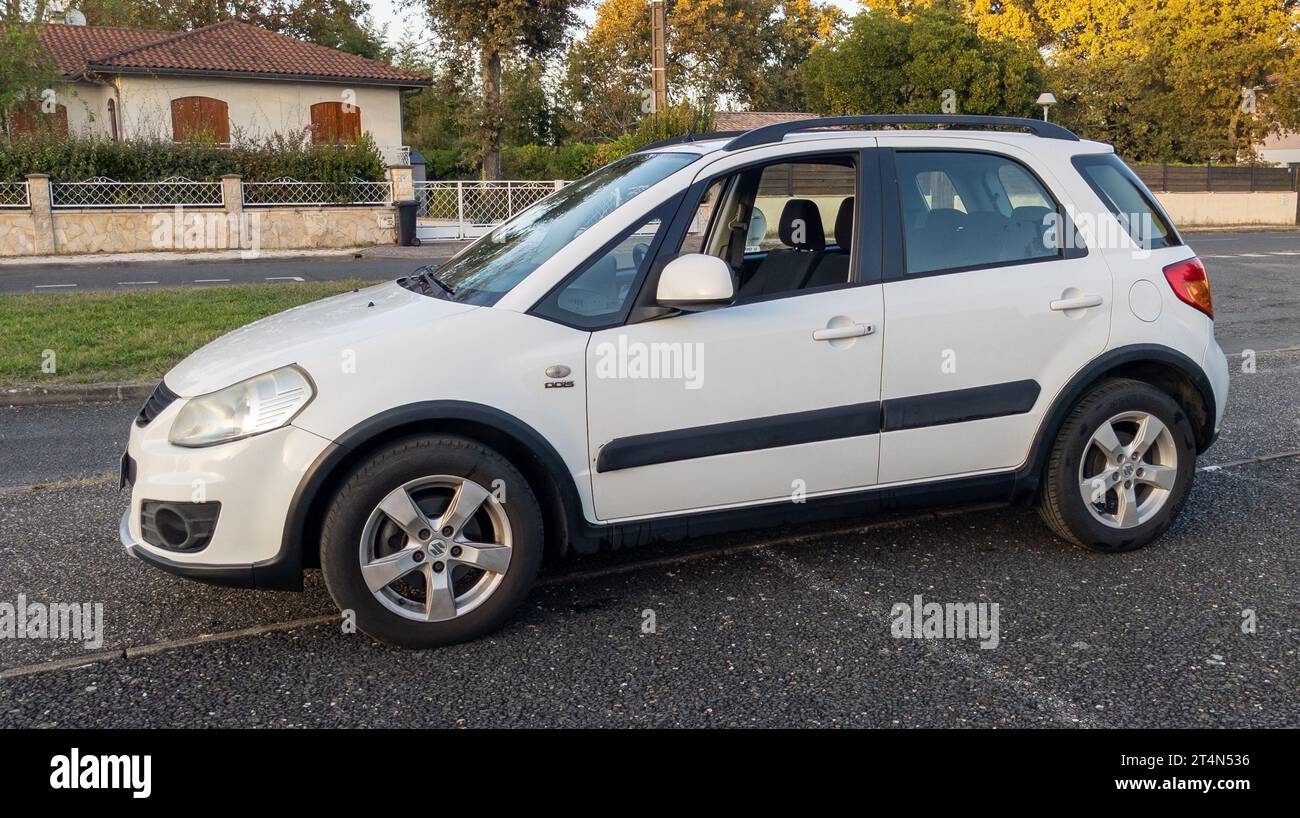 Bordeaux , France - 10 26 2023 : Suzuki sx4 blanc voiture asiatique multinationale japonaise sociétés automobiles Banque D'Images