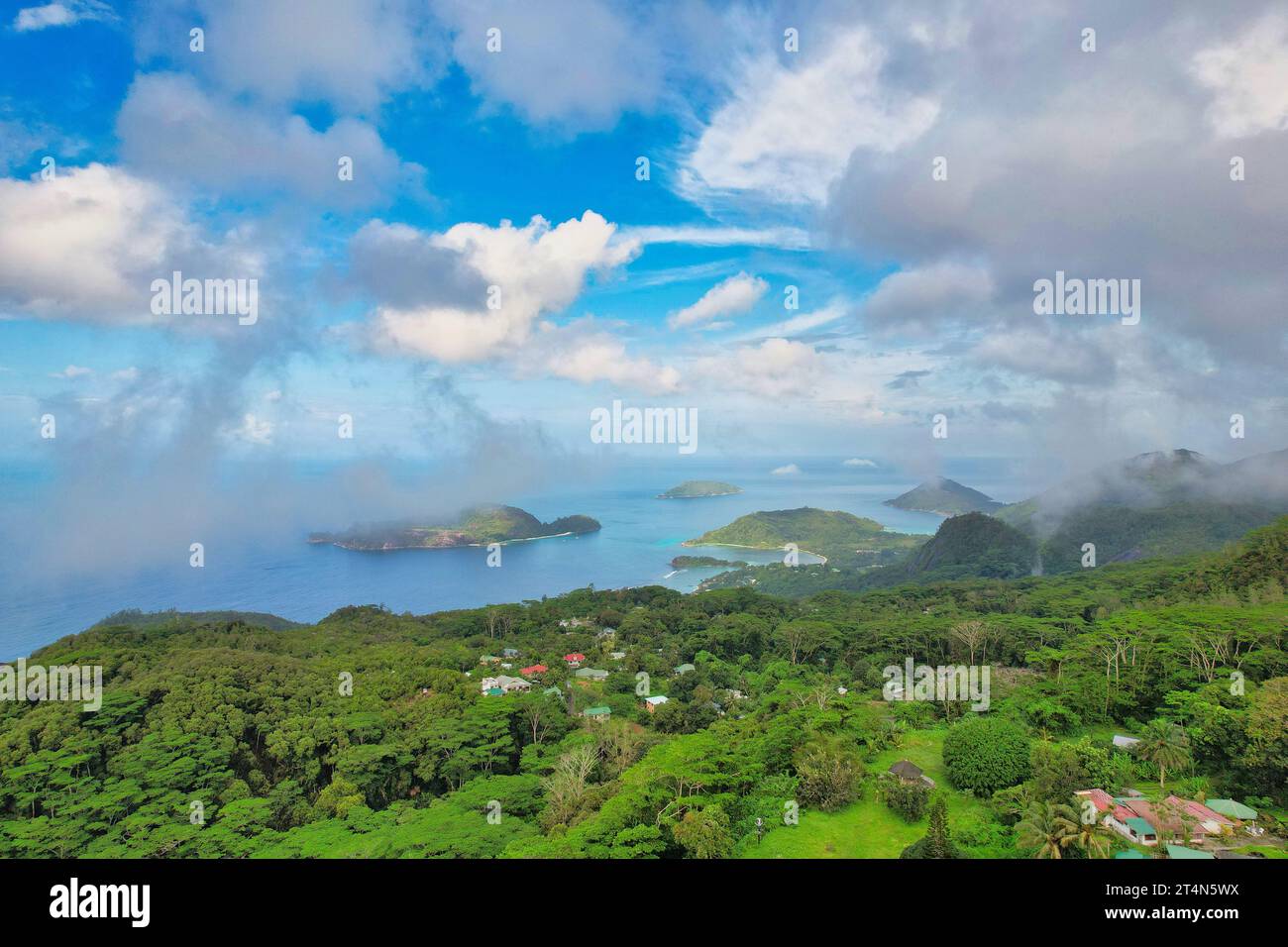 DefaultDrone photo du parc marin de Port Launay, Thérèse une île de conception, zone résidentielle, verdure, ciel nuageux, Mahé Seychelles 1 Banque D'Images
