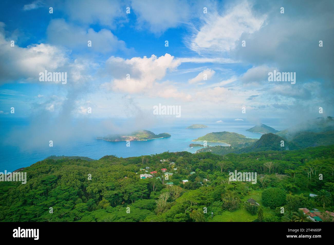 Drone shot du parc marin de Port Launay, Thérèse une île de conception, zone résidentielle, verdure, ciel nuageux, Mahé Seychelles Banque D'Images
