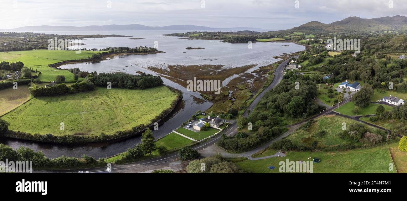 Maison typique et route à côté de Bantry Bay, Beara Peninsula, Adrigole, Beara Peninsula, County Cork, Irlande, Royaume-Uni Banque D'Images