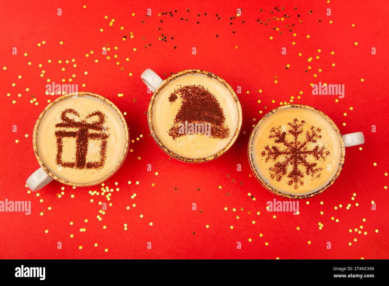 Conception de concept de Noël sur des tasses à café sur fond rouge. Banque D'Images