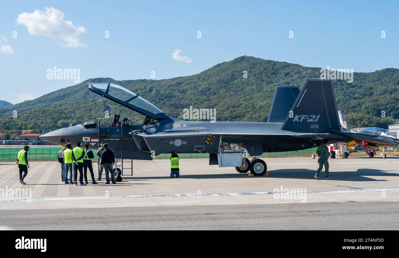 Seongnam, Corée du Sud - octobre 21 2023 : KF-21 Boramae exposé au salon ADEX 2023 de Séoul. Banque D'Images