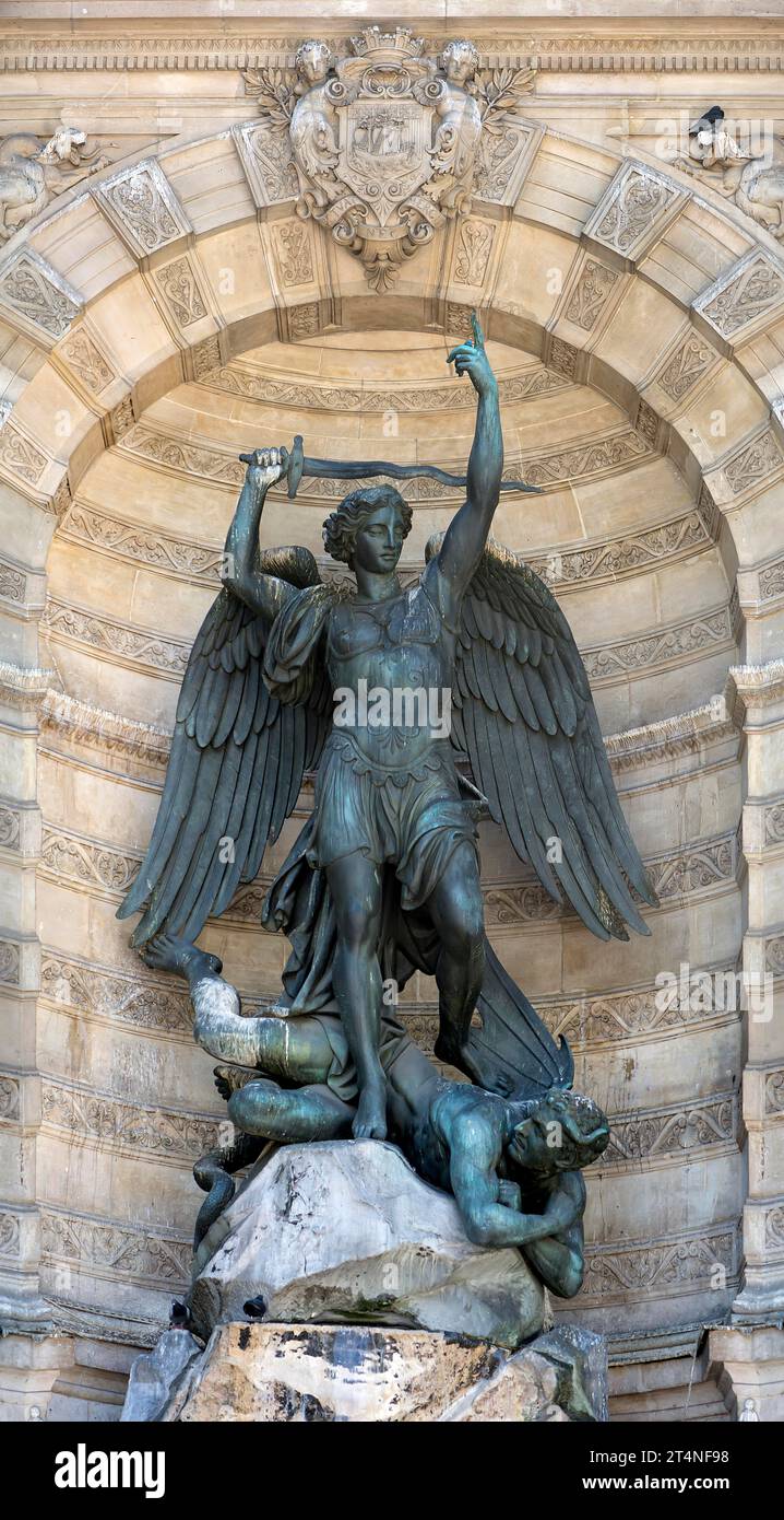 Fontaine monumentale avec une sculpture de Saint Michel, par l'architecte Gabriel Davioud, place Saint-Michel, Paris, France Banque D'Images