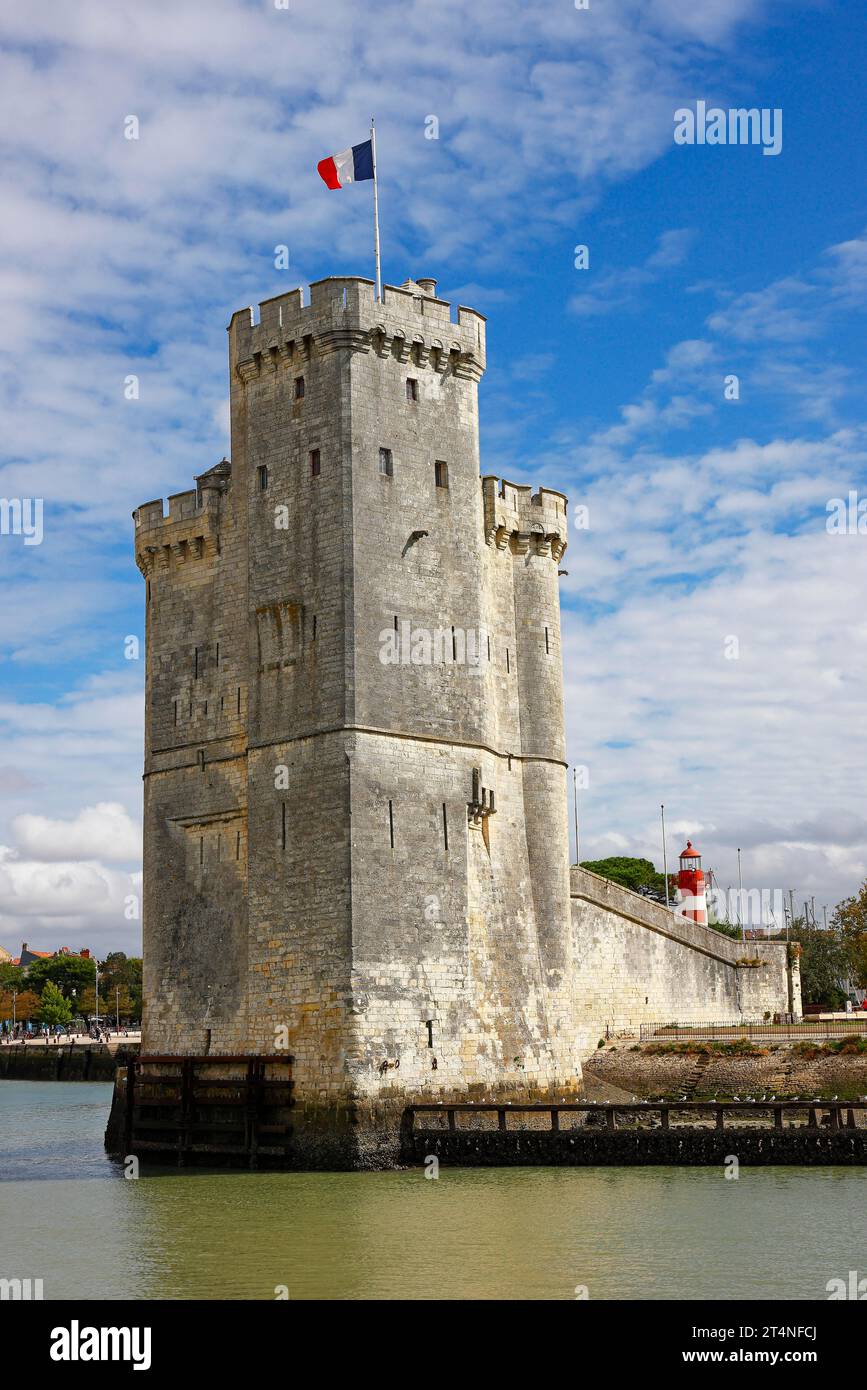 Tour médiévale Tour Saint-Nicolas, la tour Saint-Nicolas au drapeau français agitant garde l'entrée du vieux port de la Rochelle, Charente-Maritime Banque D'Images