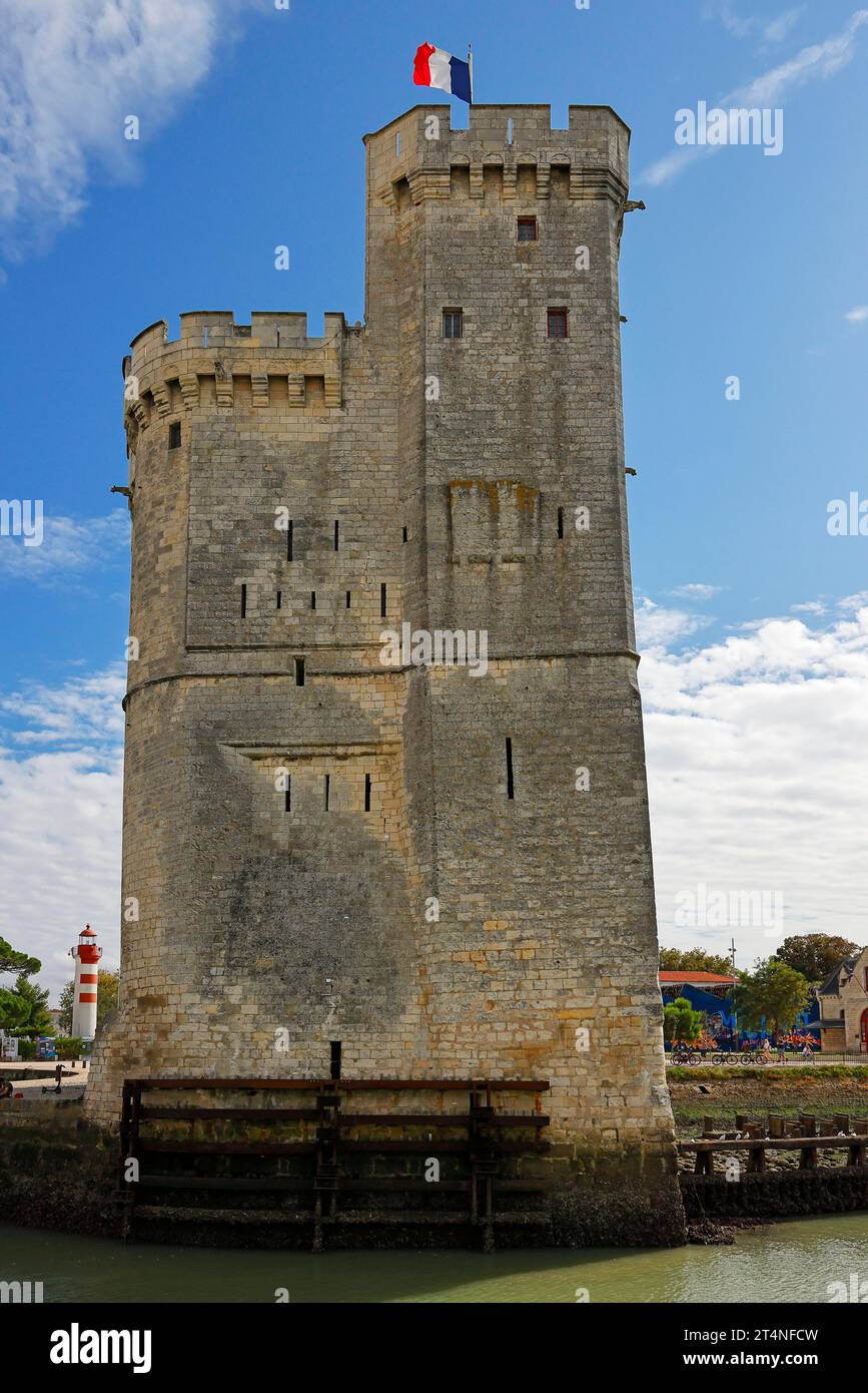 Tour médiévale Tour Saint-Nicolas, la tour Saint-Nicolas au drapeau français agitant garde l'entrée du vieux port de la Rochelle, Charente-Maritime Banque D'Images