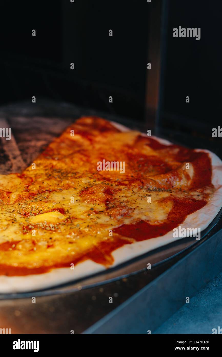 Délicieuse pizza Margarita dans une pizzeria italienne traditionnelle. Mise au point sélective. Banque D'Images