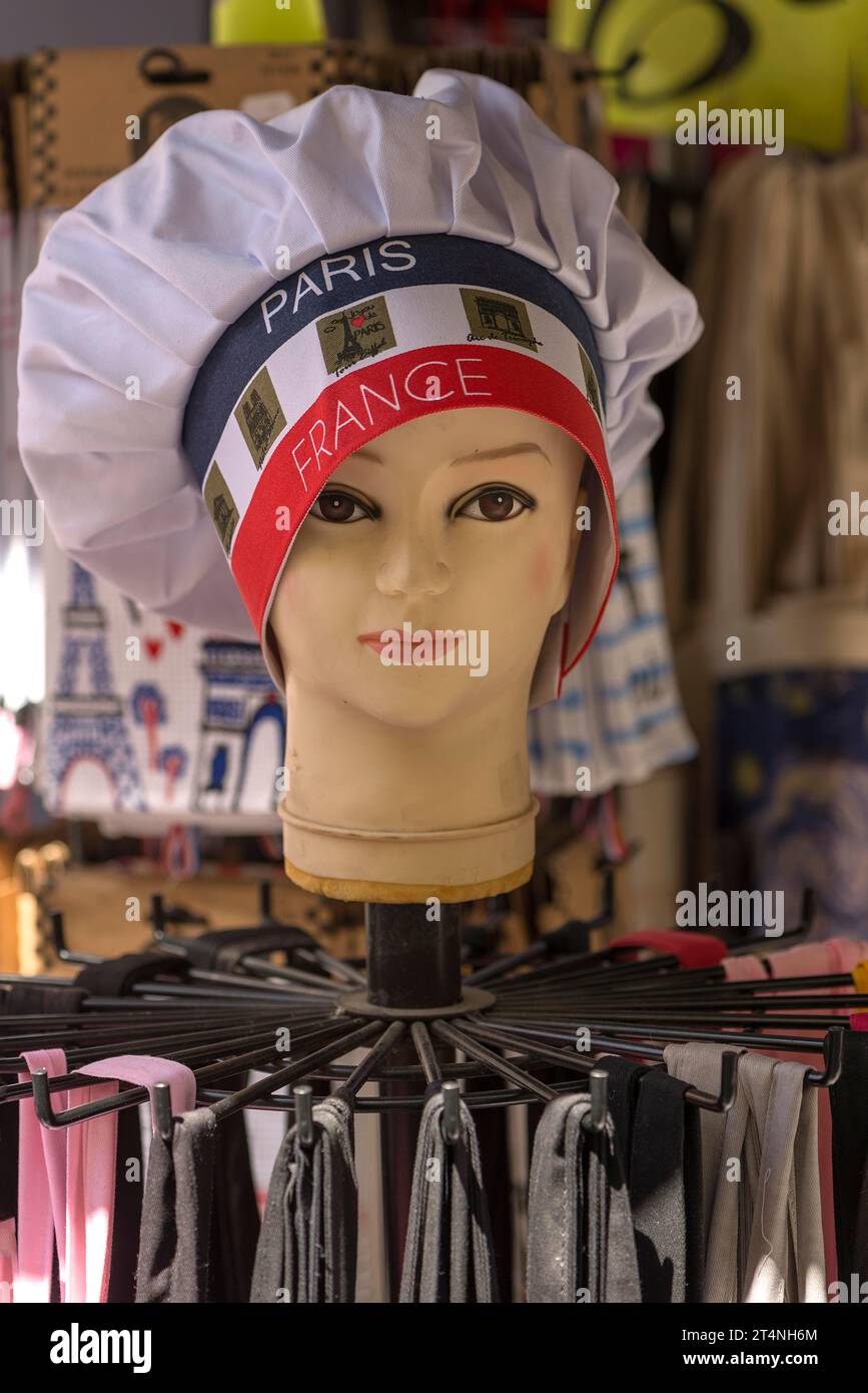 Tête de poupée avec chapeau de chef dans une boutique de souvenirs, Paris, Frankrech Banque D'Images