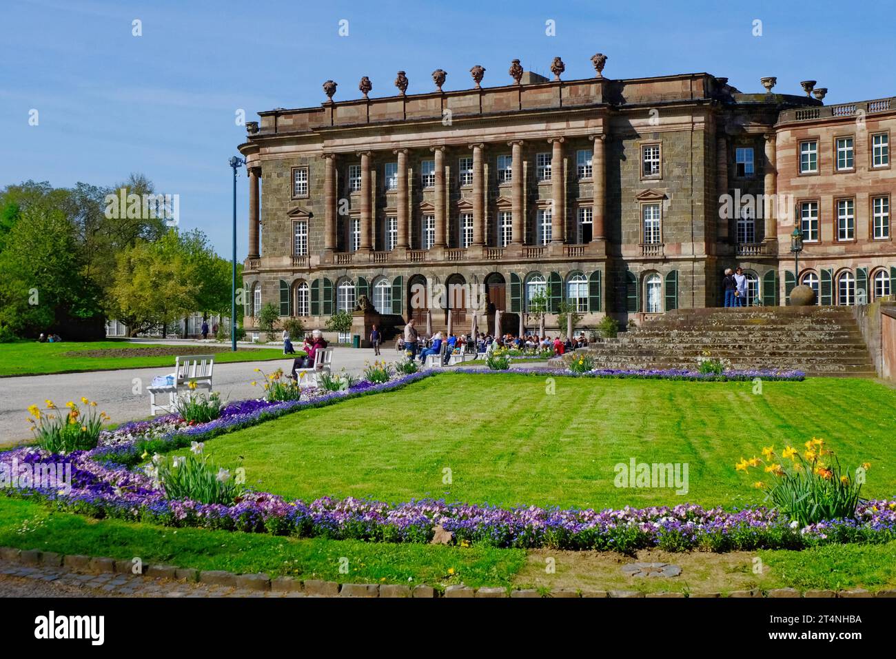 Schloss Wilhelmshoehe, Blumenbeet, Besucher, Bergpark Wilhelmshoehe, Kassel, Hessen Banque D'Images