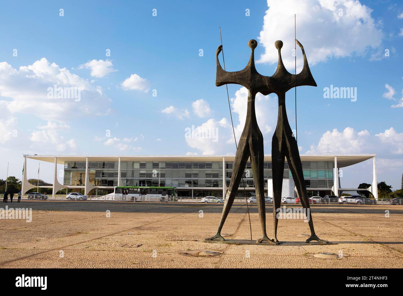 Sculpture en bronze de Bruno Giorgi, OS Candangos ou les guerriers sur la Praca dos Tres Poderes ou la place des trois puissances, derrière le siège du gouvernement Banque D'Images