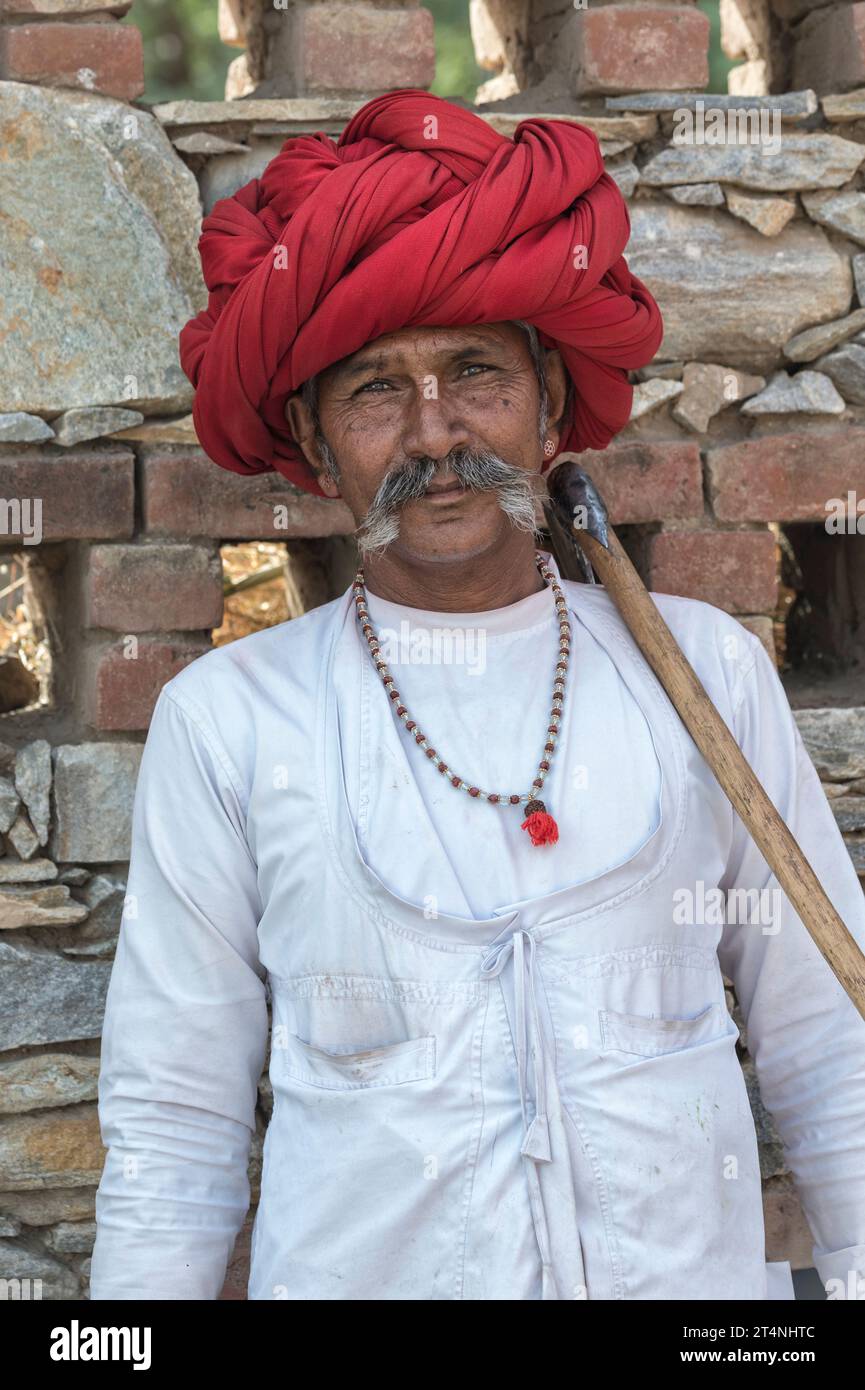 Homme indien, membre de la tribu Rabari, avec un turban rouge, Bera, Rajasthan, Inde Banque D'Images