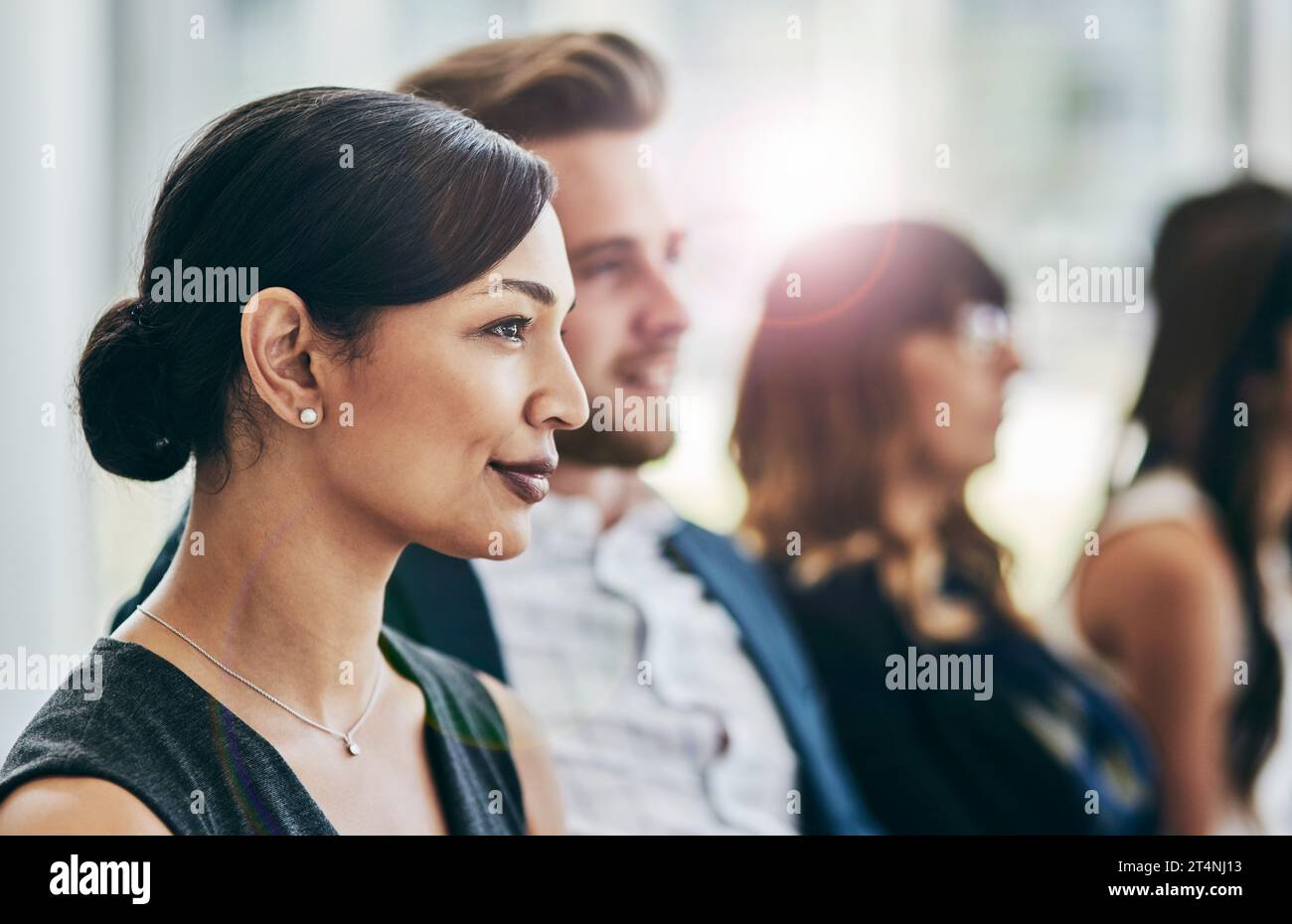 Nous devons le voir plus souvent. un groupe de gens d'affaires assis dans la salle de conférence pendant un séminaire. Banque D'Images