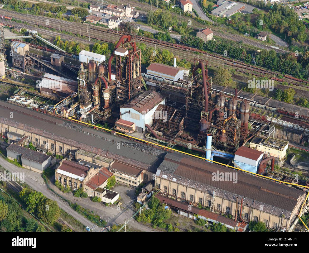 VUE AÉRIENNE. Les hauts fourneaux des aciéries abandonnées de Hayange. Moselle, Lorraine, Grand est, France. Banque D'Images