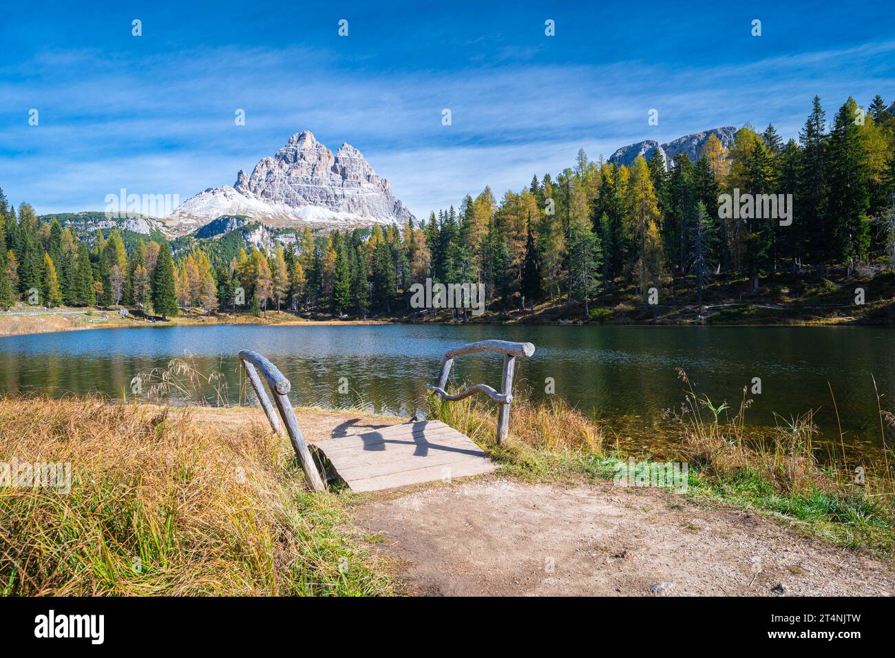 Vue panoramique d'automne d'un pont au lac Antorno dans les Dolomites, Italie Banque D'Images