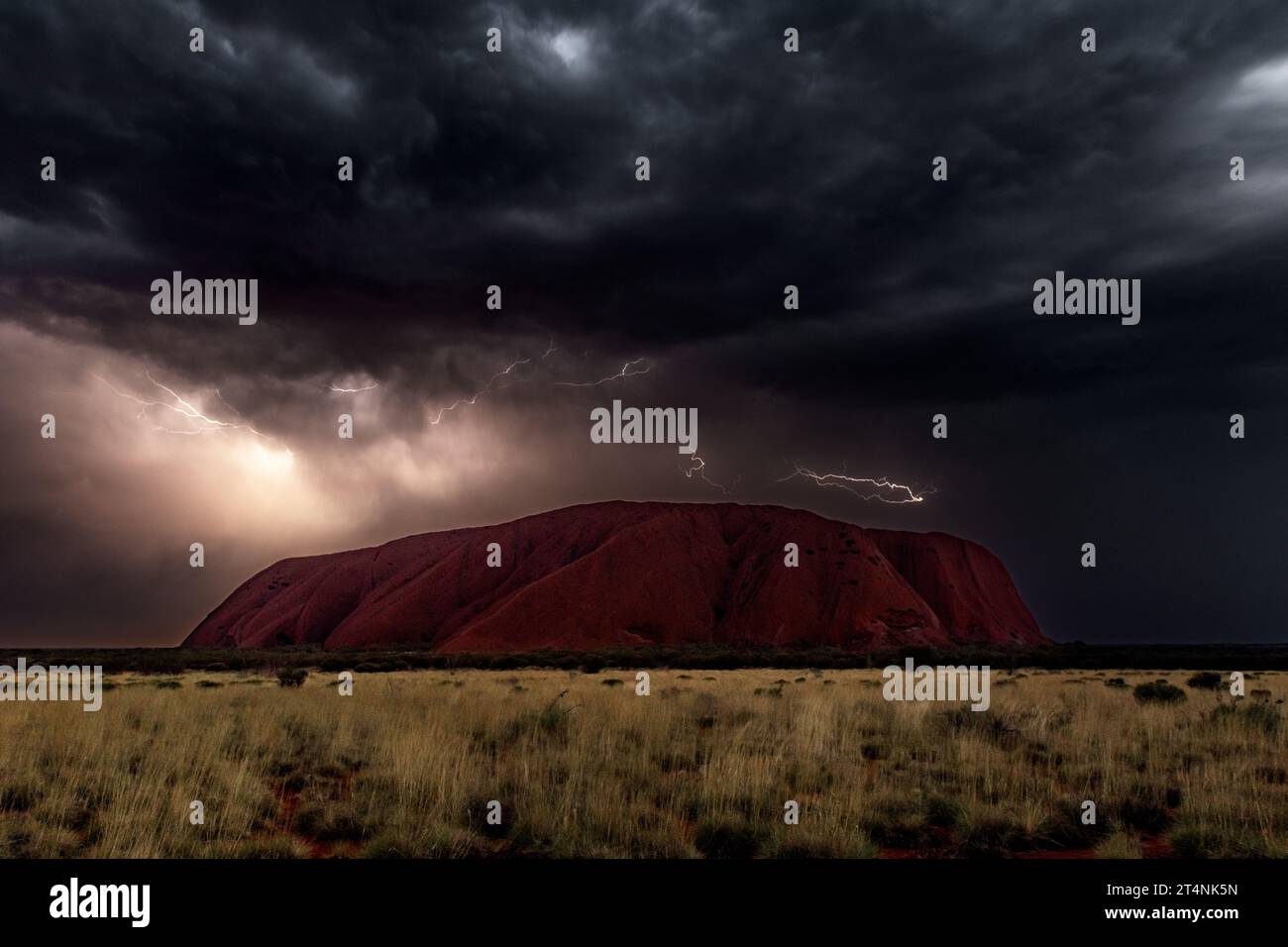 Un orage sur Uluru est rare. Banque D'Images
