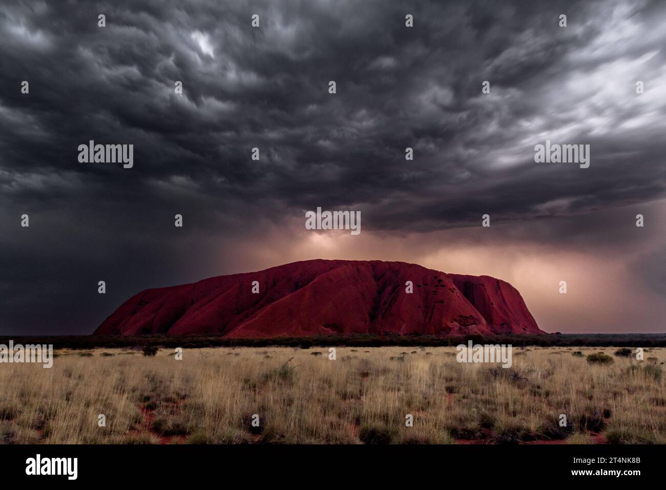 Un orage sur Uluru est rare. Banque D'Images