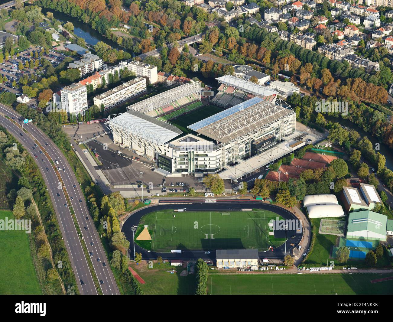 VUE AÉRIENNE. Stade polyvalent de Saint-Symphorien et, au premier plan, le terrain d'athlétisme Dezavelle. Longeville-lès-Metz, Grand est, France. Banque D'Images