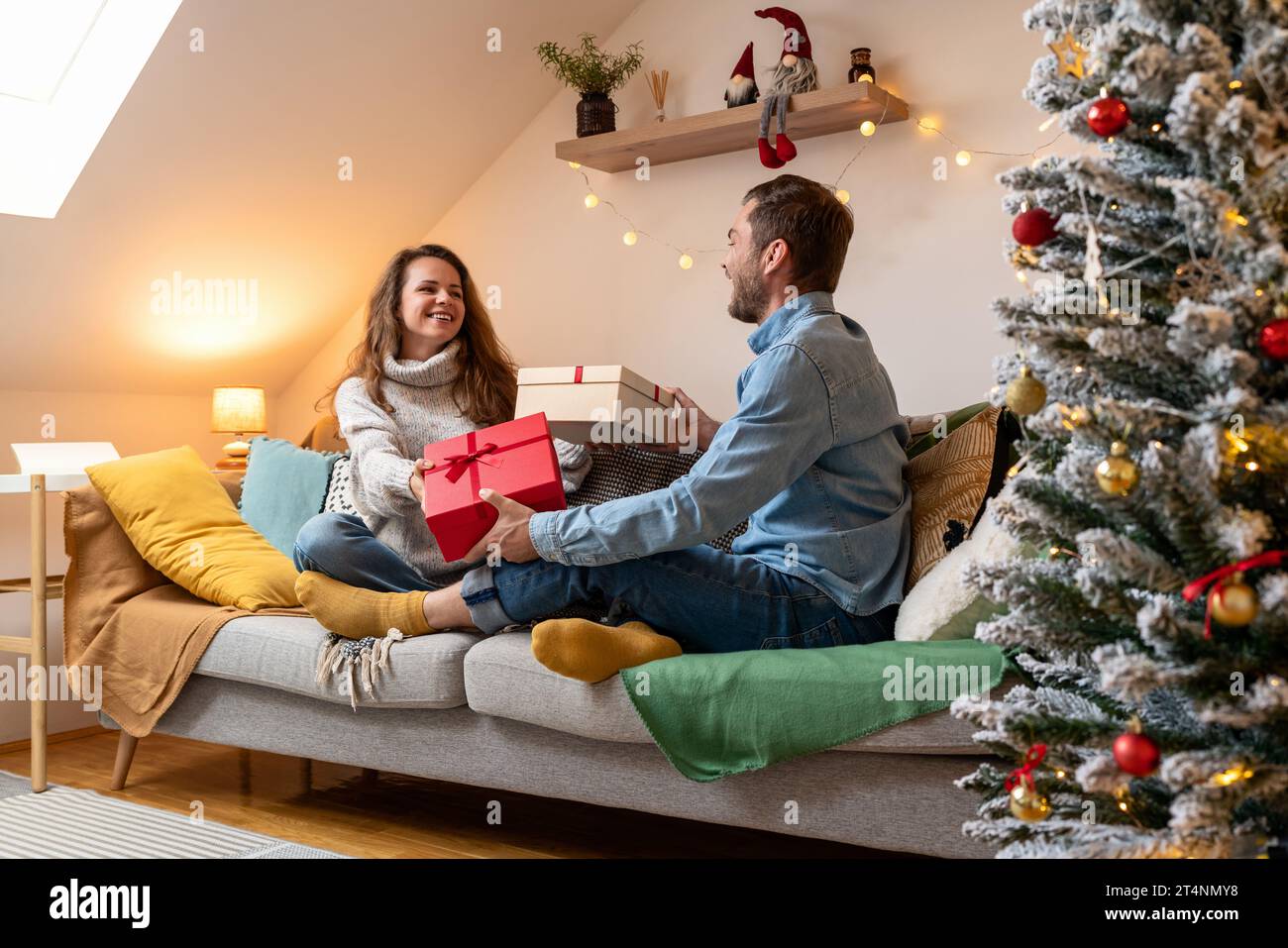 Jeune couple et cadeaux de Noël. Noël et offrir des cadeaux. Banque D'Images
