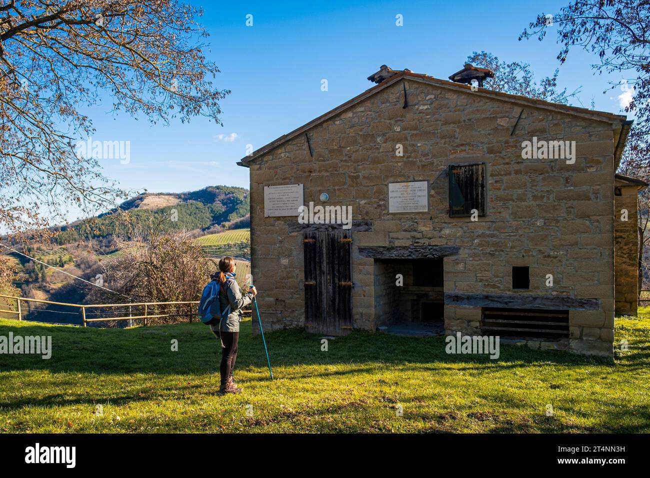 Femme avec sac à dos admirant la vieille maison dans les apennins. CA Cornio, Modigliana, Forlì, Emilie Romagne, Italie, Europe. Banque D'Images