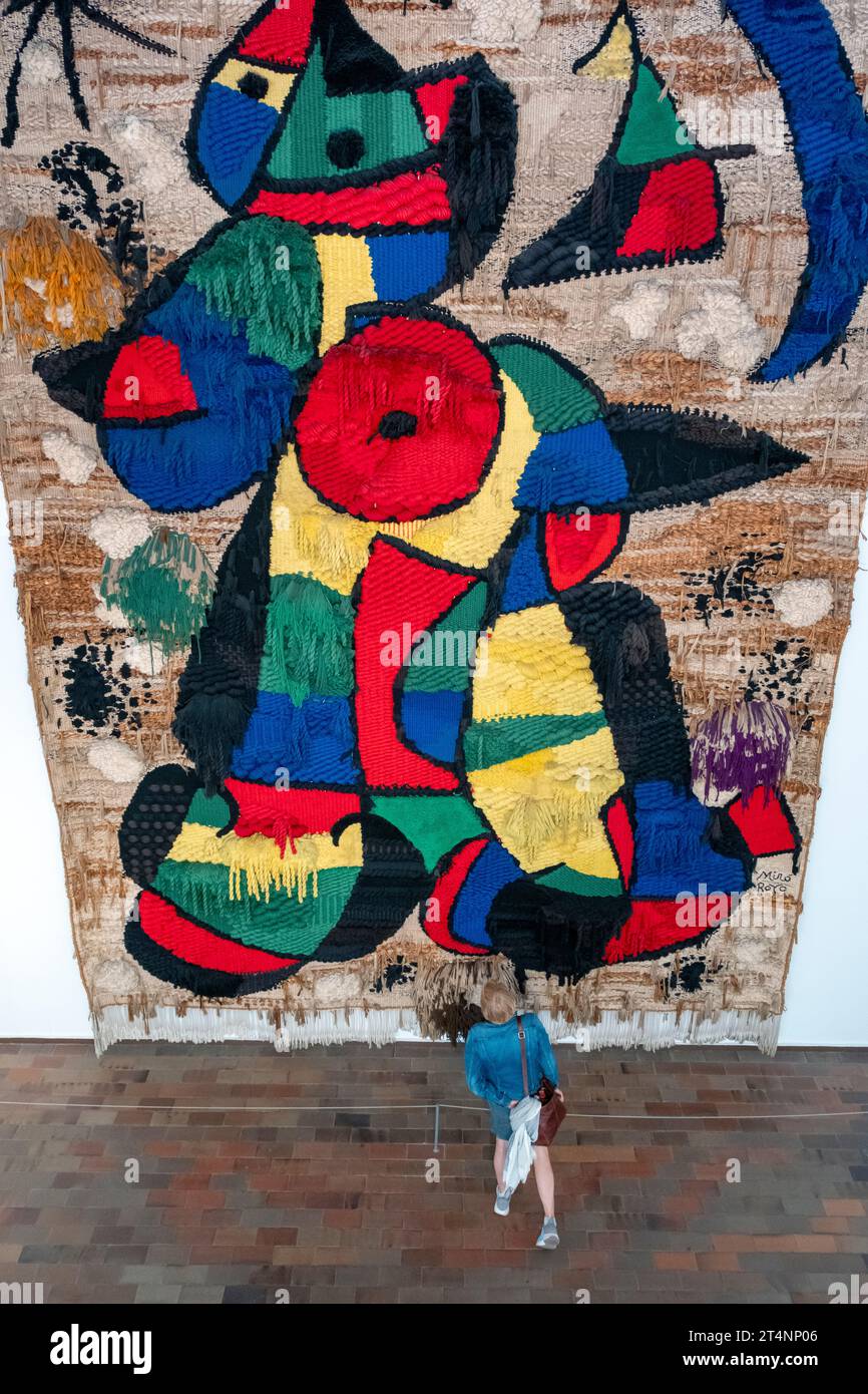 Visiteur devant une tapisserie de la Fondation Joan Miro, Barcelone, Espagne Banque D'Images