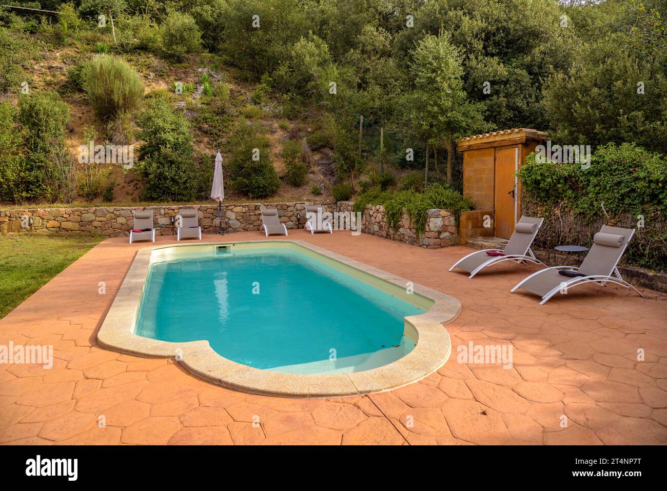 Piscine extérieure de la maison de campagne CAN Xisquet, à Viladrau (Osona, Catalogne, Espagne) ESP : Piscina exterior de la casa rural CAN Xisquet Banque D'Images