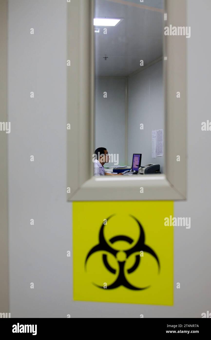 Luannan - 29 juin : panneau de danger biologique sur la porte de l'hôpital, le 29 juin 2015, comté de Luannan, province de hebei, Chine Banque D'Images
