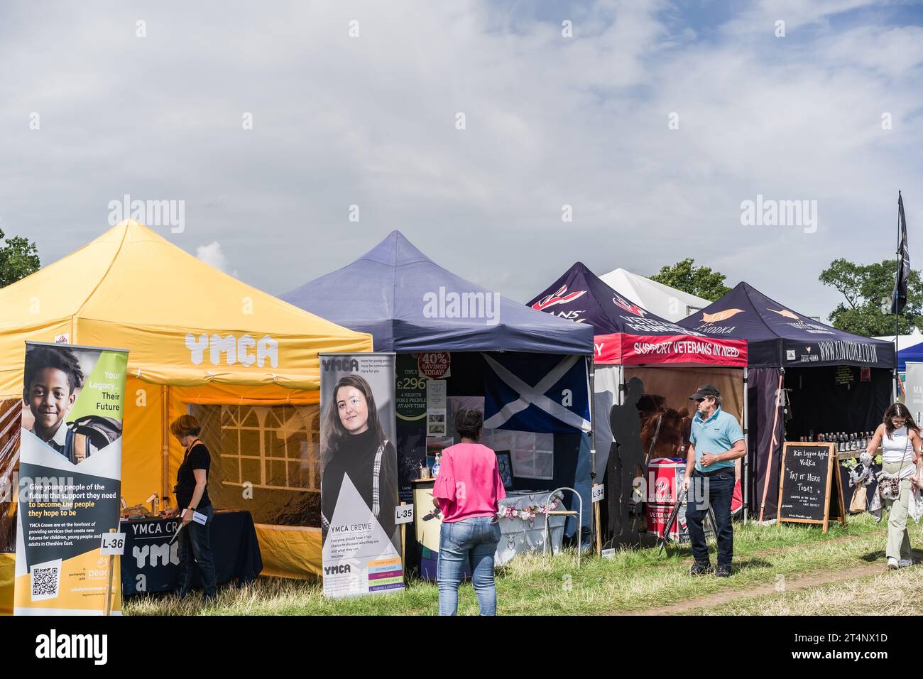 Nantwich, Cheshire, Angleterre, 26 juillet 2023. Une rangée de stands lors d'un événement en plein air, illustration éditoriale de voyage et de tourisme. Banque D'Images