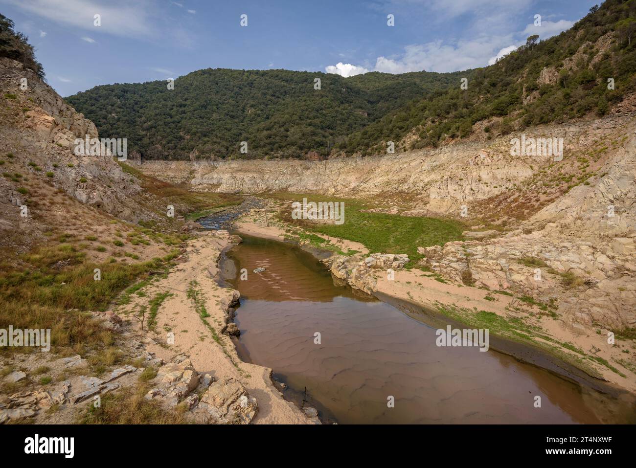 FR : la rivière Ter vue du pont de Querós sur le site du réservoir Susqueda, presque sèche en raison de la sécheresse de 2022-23 (la Selva, Girona, Catalogne, Banque D'Images