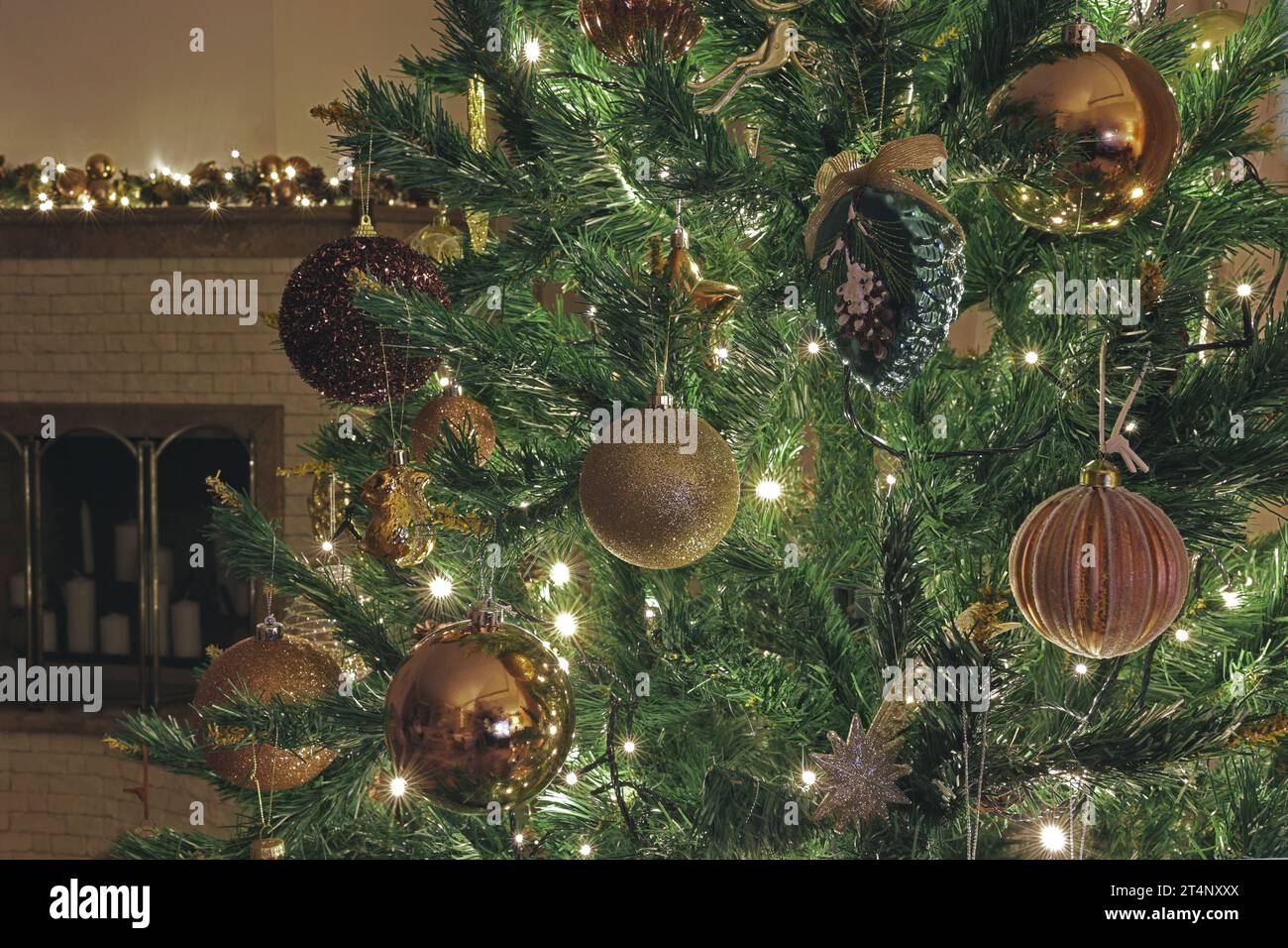 nouvel an intérieur confortable avec cheminée et arbre de noël, guirlandes. Arbre de Noël et guirlande avec des lumières brillantes Banque D'Images