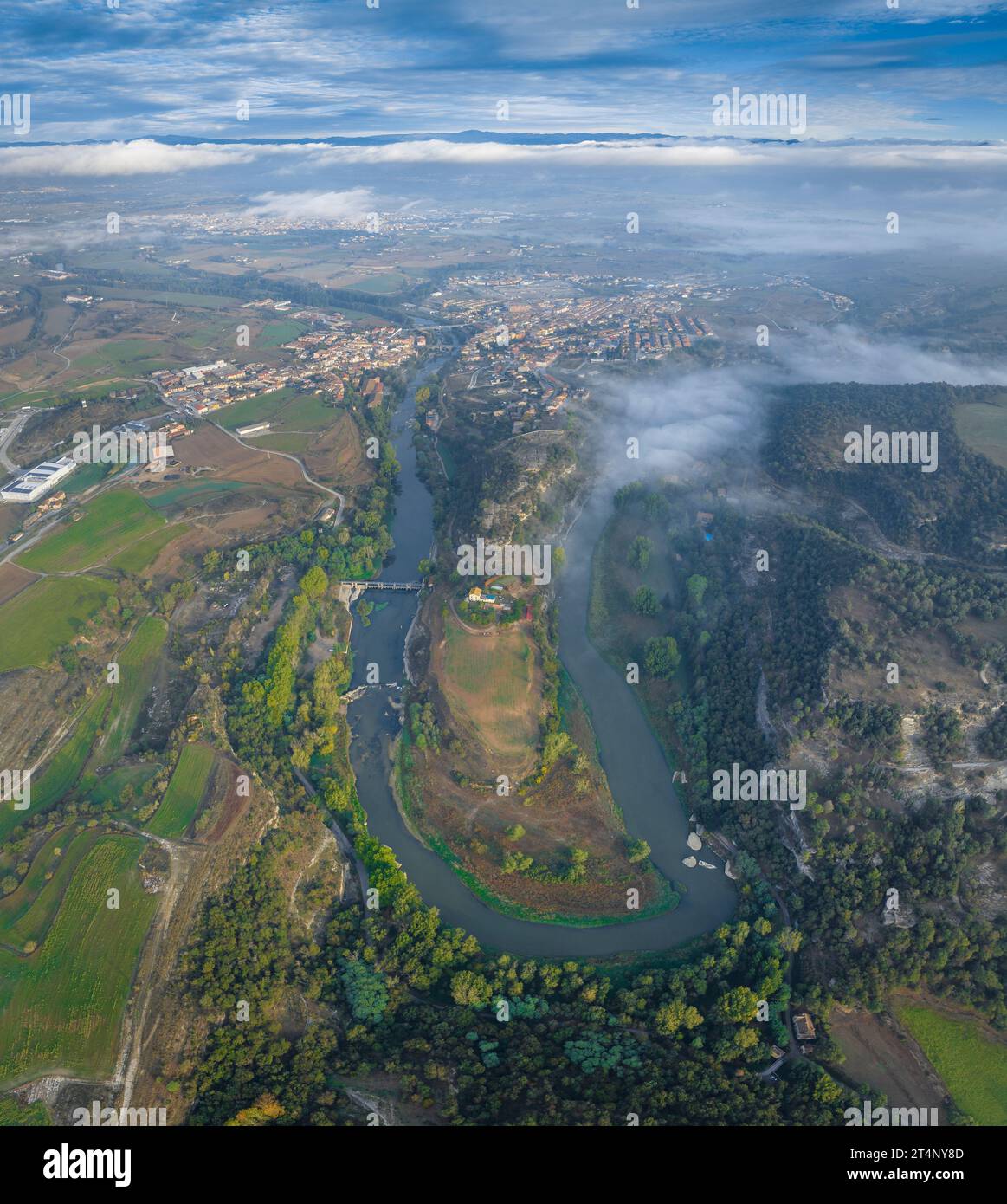 Vue panoramique verticale et aérienne du méandre de la rivière Ter lorsqu'elle traverse Roda de Ter un matin brumeux (Osona, Barcelone, Espagne) Banque D'Images