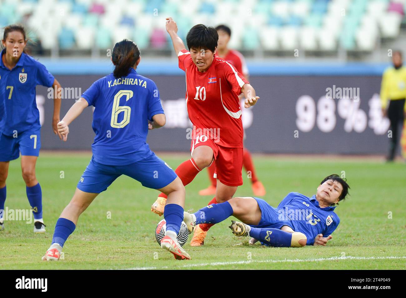 Xiamen, Chine. 1 novembre 2023. TOURNOI DE QUALIFICATION OLYMPIQUE FÉMININ AFC 2024 (Asian Qualifiers Round 2) - THAÏLANDE vs DPR CORÉE au Xiamen Egret Stadium. Crédit : Meng Gao/Alamy Live News Banque D'Images