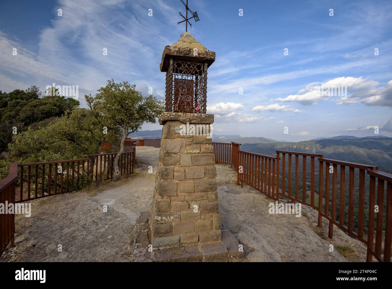 Point de vue et monument du sel de la Minyona, un point de vue panoramique exceptionnel sur les Guilleries (Osona, Barcelone, Catalogne, Espagne) Banque D'Images