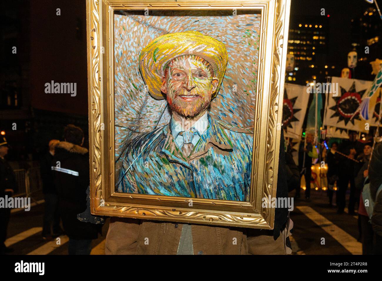 New York, États-Unis. 31 octobre 2023. L'artiste James Haggerty en costume selfmade en hommage à Vincent Van Gogh marche 50e défilé annuel de West Village Halloween à New York (photo de Lev Radin/Pacific Press) crédit : Pacific Press Media production Corp./Alamy Live News Banque D'Images