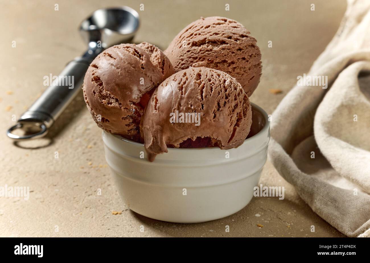 bol de crème glacée au chocolat sur la table de cuisine de couleur beige Banque D'Images
