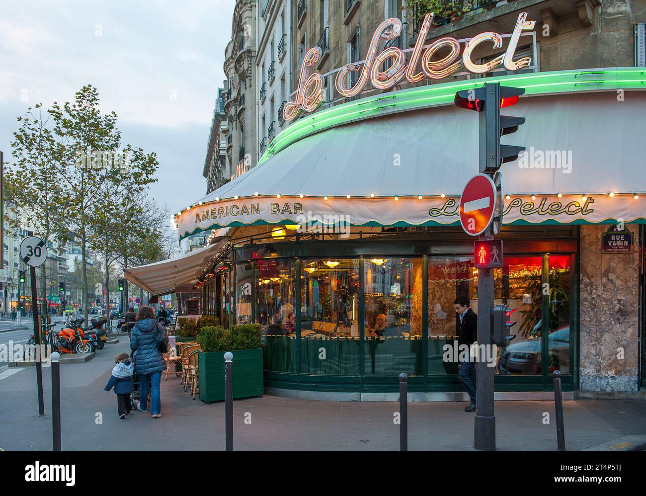 Café le Select fin novembre à Paris. C'est une brasserie et restaurant célèbre à Montparnasse fondée en 1925. Banque D'Images