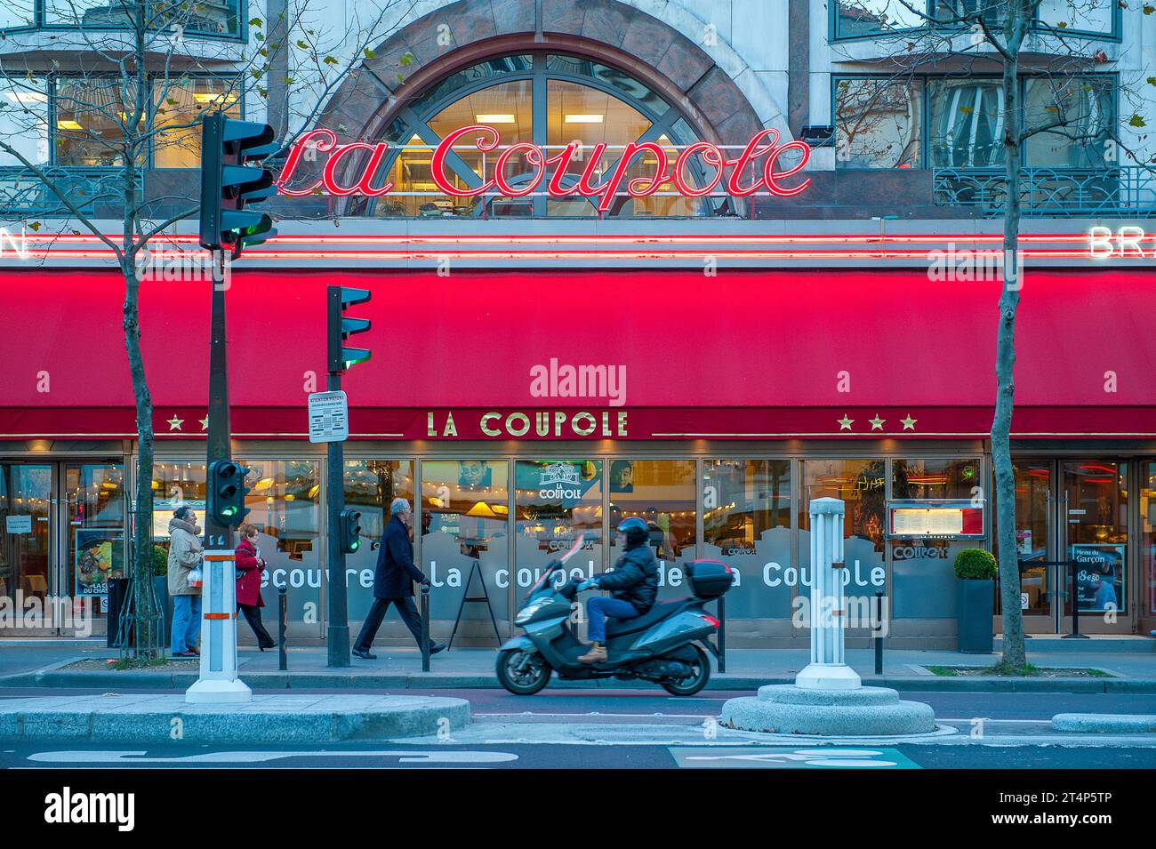 La Coupole fin novembre à Paris. C'est une célèbre brasserie et restaurant de style art déco à Montparnasse fondée en 1927 Banque D'Images